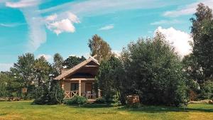 mały domek na środku pola w obiekcie PO NENDRIŲ STOGU w Szawlach