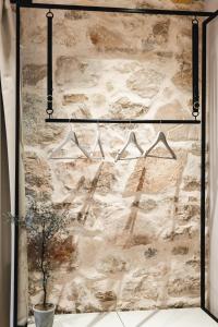 una pared con perchas colgando de una pared en Amoretta rooms, en Šibenik