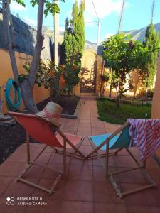 バハマルにあるENERGY GARDENの家の中庭の椅子