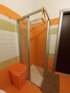 La salle de bains est pourvue d'une douche et de toilettes. dans l'établissement Villa Enea - ad uso esclusivo dei nostri ospiti, à Solarino