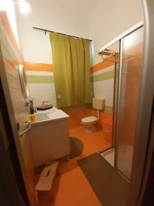 uma casa de banho com um chuveiro, um lavatório e um WC. em Villa Enea - ad uso esclusivo dei nostri ospiti em Solarino
