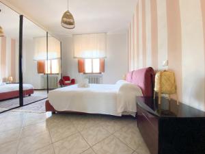 ルッカにあるCuore di Nozzano Castelloのベッドと鏡が備わるホテルルーム