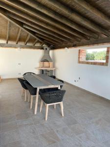 - une salle à manger avec une table et deux chaises dans l'établissement Villa Mancosta, à Marinella di Selinunte