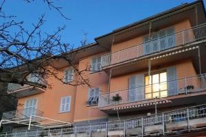 un condominio con balconi e cielo azzurro di Cherry’s house sea view citra 010037-LT-0449 a Moneglia