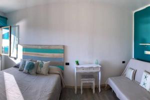 una camera con letto, scrivania e tavolo di Cherry’s house sea view citra 010037-LT-0449 a Moneglia