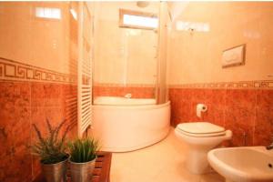 e bagno con servizi igienici, vasca e lavandino. di Cherry’s house sea view citra 010037-LT-0449 a Moneglia