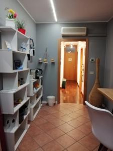 una habitación con estanterías blancas y un pasillo en Civico 26, en Treviso