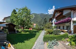 a view of the garden of a house at Ferienwohnung Eder in Gais