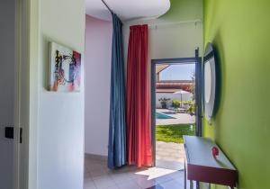 a room with a door leading to a yard at Villa Teocrito Piscina & Mare in Avola