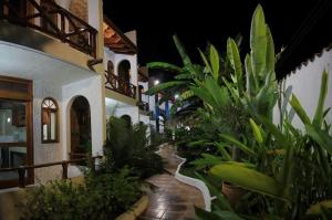 a courtyard with a bunch of plants in a building at HOTEL VILLAS XAIBA in Puerto Escondido