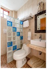 プエルト・エスコンディードにあるHOTEL VILLAS XAIBAのバスルーム(トイレ、洗面台付)