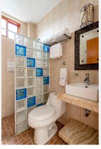 a bathroom with a toilet and a sink at HOTEL VILLAS XAIBA in Puerto Escondido