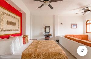 a bedroom with a bed and a ceiling fan at HOTEL VILLAS XAIBA in Puerto Escondido