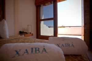 a bedroom with a bed with two towels on it at HOTEL VILLAS XAIBA in Puerto Escondido