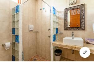 a bathroom with a sink and a shower at HOTEL VILLAS XAIBA in Puerto Escondido