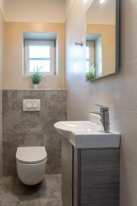 Kúpeľňa v ubytovaní HANA Luxury apartment with sea view + 23 fotografií
