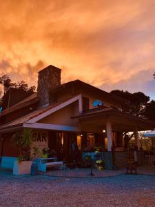 ein Gebäude mit Sonnenuntergang im Hintergrund in der Unterkunft Hotel Il colle di Monterosso in Monterosso al Mare