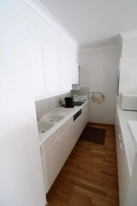 una cucina bianca con un lavello e un bancone di Noble dune a Oostduinkerke