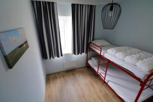 Piccola camera con letto a castello e finestra. di Noble dune a Oostduinkerke Altre 7 foto