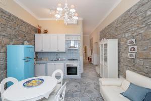 een keuken en een woonkamer met een blauwe koelkast bij Casamia in Agropoli