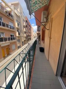 un corridoio vuoto di un edificio con balcone di Apartamento centrico castillo s. Barbara ad Alicante
