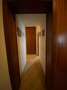 an empty hallway with a hallway leading to a door at Apartamento centrico castillo s. Barbara in Alicante