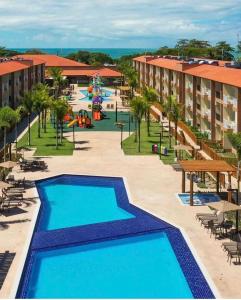 - une vue sur la piscine d'un complexe dans l'établissement Ondas Praia Resort, à Porto Seguro