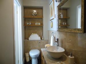 uma casa de banho com um lavatório, um WC e um espelho. em The Haven B&B em Castle Douglas