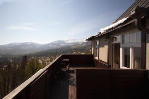 a balcony of a house with a view of the mountains at Tarasy Wang in Karpacz