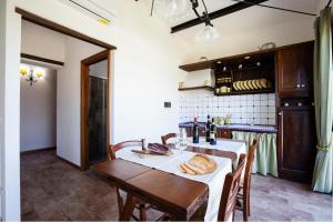 uma cozinha com uma mesa com uma toalha de mesa branca em La Casina di Campagna em Foiano della Chiana