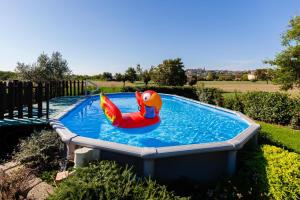 The swimming pool at or close to La Casina di Campagna