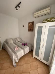 Un dormitorio con una cama con un cerdo rosa. en Apartamento centrico castillo s. Barbara en Alicante
