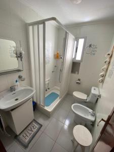 y baño con ducha, aseo y lavamanos. en Apartamento centrico castillo s. Barbara en Alicante