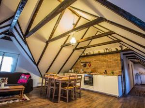 a room with a kitchen and a table and chairs at Casa Porumbacu 295 in Porumbacu de Sus