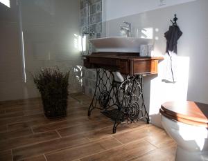 bagno con lavandino e servizi igienici di Madaras ház a Tard