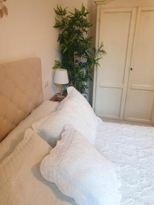 A bed or beds in a room at Affittacamere I Gatti delle 5 Terre