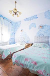 Un pat sau paturi într-o cameră la Don Mauricio y periquines
