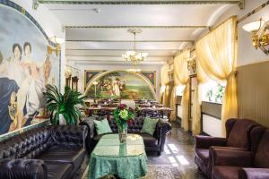 un restaurante con sofás de cuero y mesas en una habitación en Hotel Taurus, en Praga