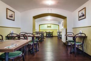 Un restaurante o sitio para comer en Hotel Taurus