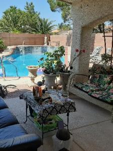 een patio met een tafel naast een zwembad bij CATmosphere 2 in Las Vegas