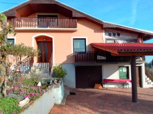 a house with a balcony and a patio at Studio apartman Šafarić in Sveti Martin na Muri