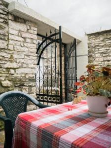 Balkón nebo terasa v ubytování "Mani Guest House"