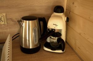 a coffeemaker and a coffee maker sitting on a counter at Domek nad jeziorem, a morze w gratisie in Wisełka