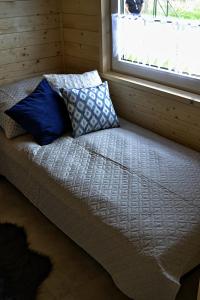 Ein Bett oder Betten in einem Zimmer der Unterkunft Domek nad jeziorem, a morze w gratisie