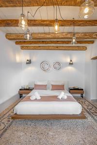 Кровать или кровати в номере Amarada City Suites