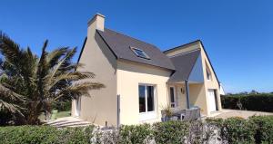 een klein wit huis met een zwart dak bij Maison de vacances bord de mer Sibiril Moguériec finistère la villa Léonie in Sibiril