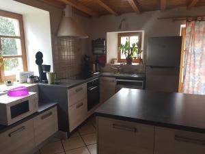 Kuchyň nebo kuchyňský kout v ubytování la maison de pierre + 29 fotografií