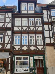 un edificio con entramado de madera de color blanco y marrón en Manu's Appartements, en Goslar