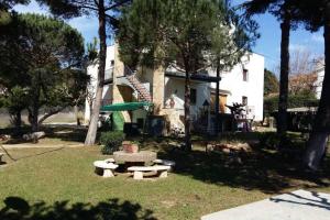 ein Haus mit einem Picknicktisch und einem grünen Frisbee in der Unterkunft Apartamento al lado de la playa con parking y jardín in Platja  d'Aro