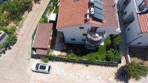 una vista aérea de una casa con patio en Bahçe Apart, en Kas